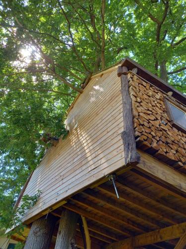 Cabane suspendue dans les arbres gîte à louer Fretay