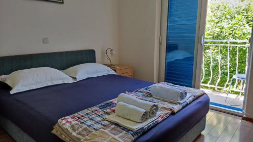 1 queen bed, 1 sofa bed
