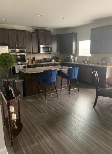 Private, quiet, immaculate bachelor pad with free parking on site thumb 2