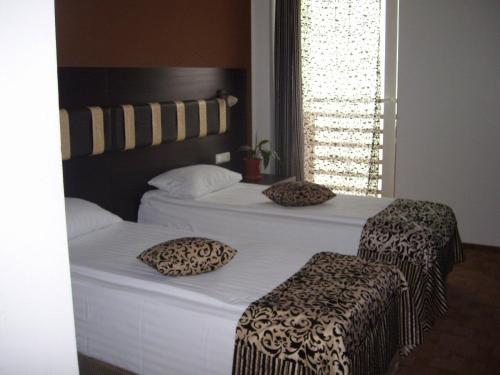 2 twin beds