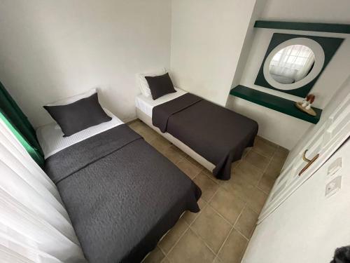 1 queen bed, 2 twin beds