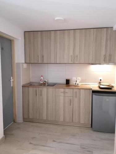 virtuve, Studio sa francuskim i pomoćnim ležajem - Romansa (Studio sa francuskim i pomocnim lezajem - Romansa) in Ribare