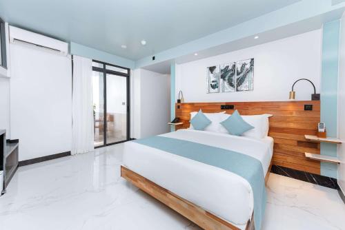 Deluxe Double Room with Balcony (Free Return Airport Transport) image 4
