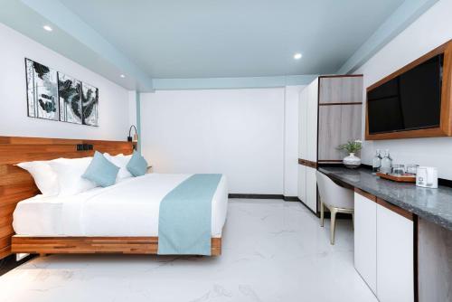 Deluxe Double Room with Balcony (Free Return Airport Transport) image 3