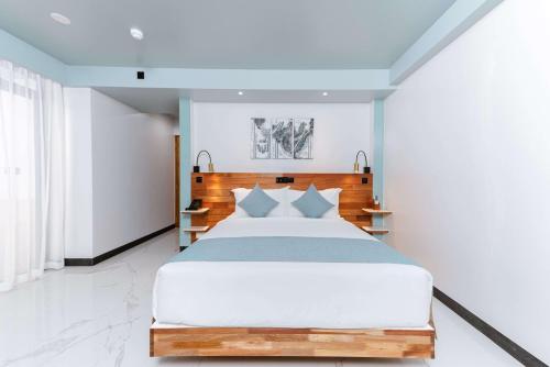 Deluxe Double Room with Balcony (Free Return Airport Transport) image 2