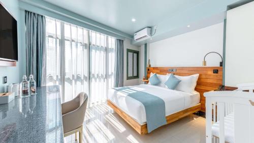Deluxe Double Room (Free Return Airport Transport) image 4