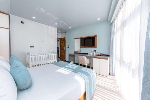 Deluxe Double Room (Free Return Airport Transport) image 2