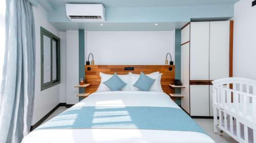 Deluxe Double Room (Free Return Airport Transport) image 1