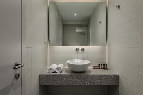 Double or Twin Room with City View image 4