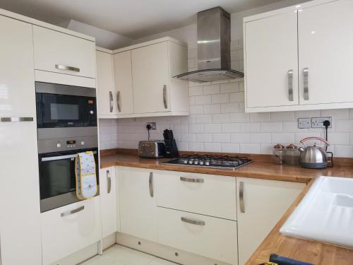 Konyha, Bee At Home in Clwydyfagwyr