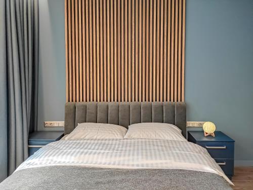 1 queen bed, 1 sofa bed