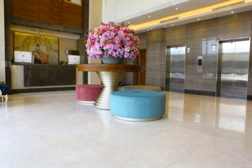 Lobby, Weekend Hotel Sari in Al Salamah