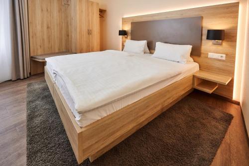 1 king bed, 1 sofa bed
