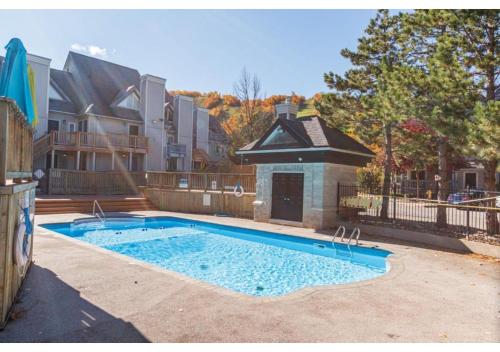 Mountainside River Dream. Walk to slopes, tennis, bike, ski, hot tub, pool!