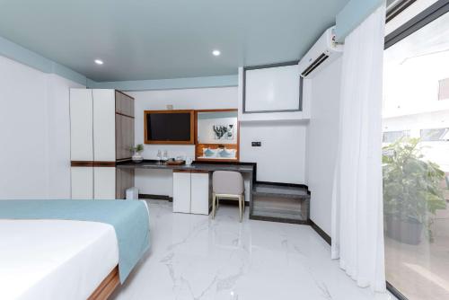 Deluxe Double Room with Balcony (Free Return Airport Transport) image 1