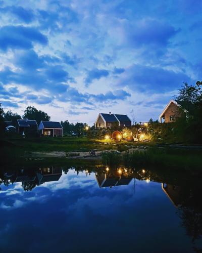 Osada Skoczkowo komfortowe domki z jacuzzi nad jeziorem- sauna- balia- prywatny staw wędkarski