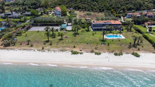 Villa Beachfront Kiss - 4bdrms, Tennis Court, Pool, BBQ, Beachfront gîte à louer Khaniótis