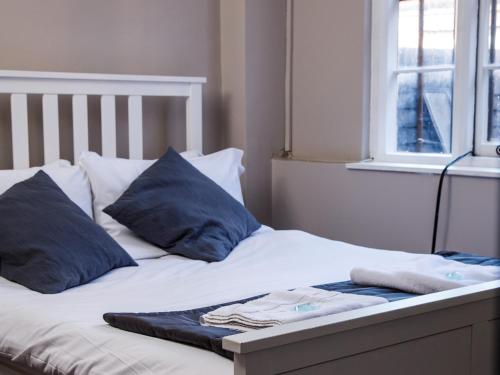 Old Crown Hotel - image 2