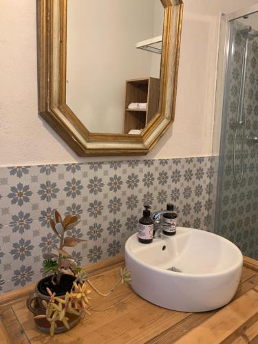 Bathroom, ScholaBnb “ percorso esperenziale di vita rurale sostenibile” in Lapedona