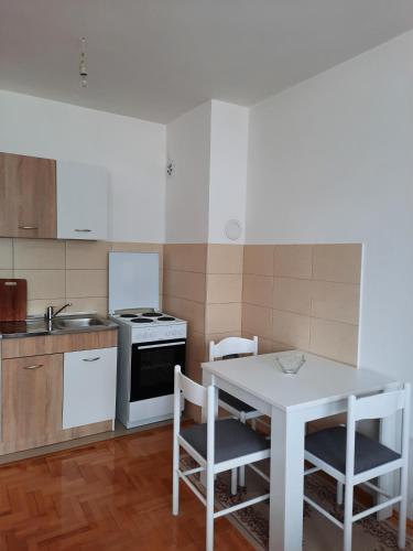 ห้องครัว, APARTMENT JOVOVIC in ปลูชิเน