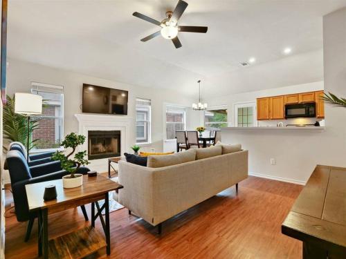 Cozy Getaway, Minutes from Austin! Cozy Getaway, Minutes from Austin!