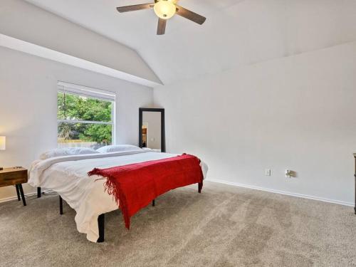 Cozy Getaway, Minutes from Austin! Cozy Getaway, Minutes from Austin!