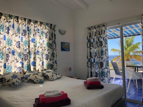 Marazul Dive Resort. 3 Bedroom Seafront House. Dive, Snorkel, enjoy amazing sunsets