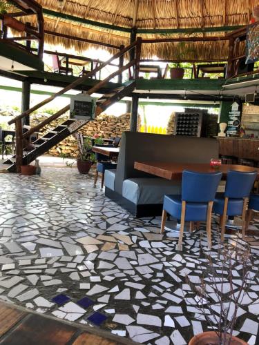 餐廳, Marazul Dive Resort. 3 Bedroom Seafront House. Dive, Snorkel, enjoy amazing sunsets in 韋斯特蓬特