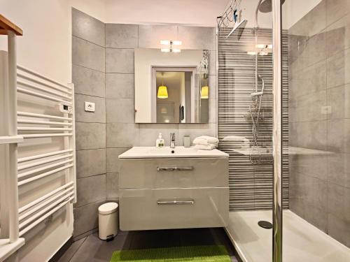 Cosy Meyerbeer by Booking Guys