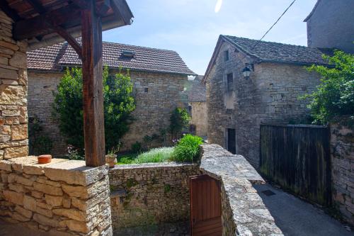 Maison en pierres au coeur du village médiéval de Villeneuve