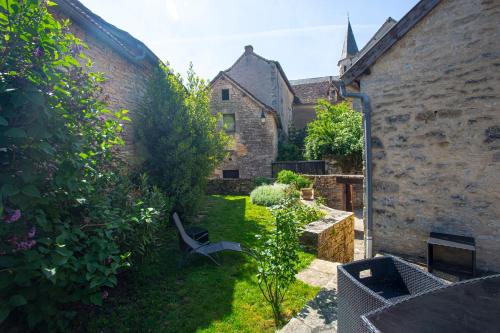 Maison en pierres au coeur du village médiéval de Villeneuve