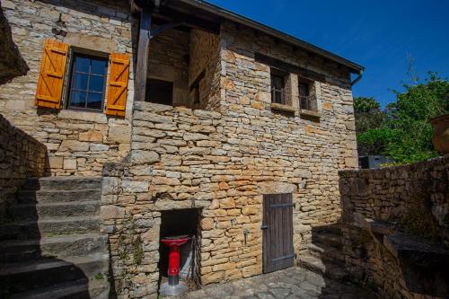 Maison en pierres au coeur du village médiéval de Villeneuve