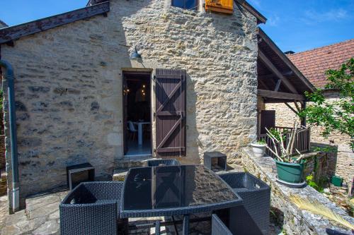 Maison en pierres au coeur du village médiéval de Villeneuve