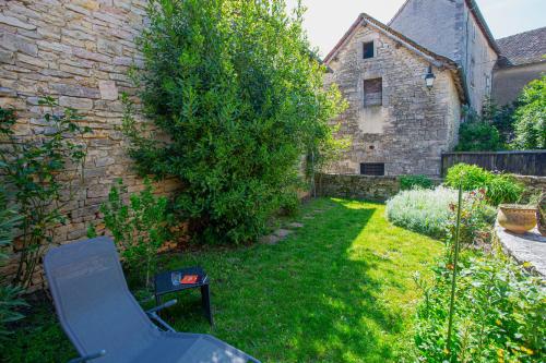 Maison en pierres au coeur du village médiéval de Villeneuve