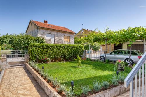 Apartment Tesic close to the sea with shared 4xbicycles