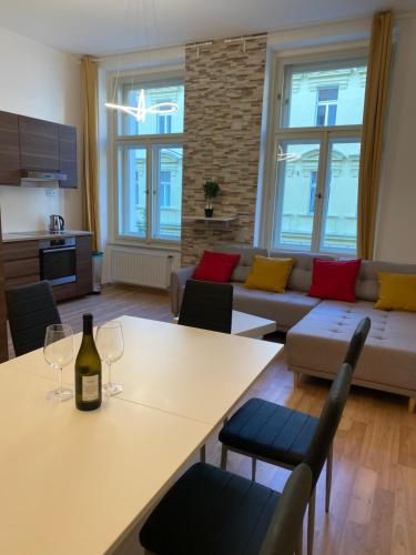 Designed apartment next to Vaclav square with terrace and private garage, Praha (fotografie 7)
