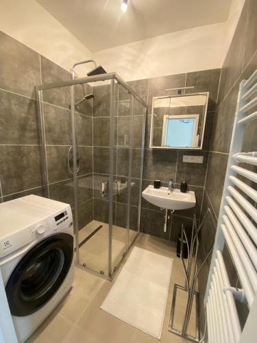 Designed apartment next to Vaclav square with terrace and private garage, Praha (fotografie 8)