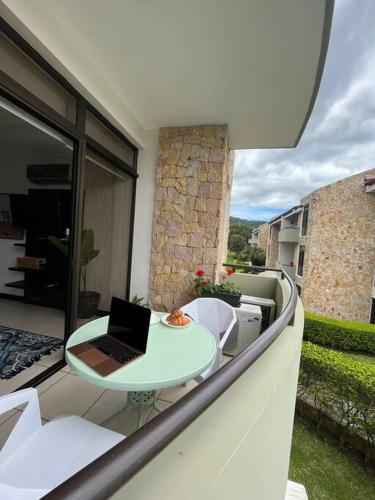 CR MARIPOSA RENTALS Cozy Retreat with Pool,Tennis,Gym,Free WiFi