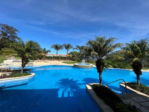 CR MARIPOSA RENTALS Cozy Retreat with Pool,Tennis,Gym,Free WiFi