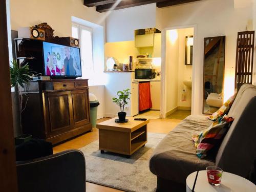 LOVELY DUPLEX in the center of FONTAINEBLEAU in ฟองเตนโบล