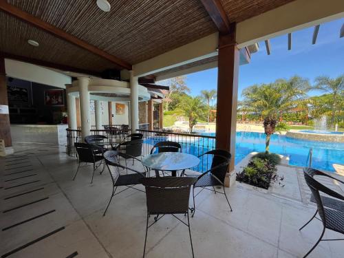 CR MARIPOSA RENTALS Cozy Retreat with Pool,Tennis,Gym,Free WiFi