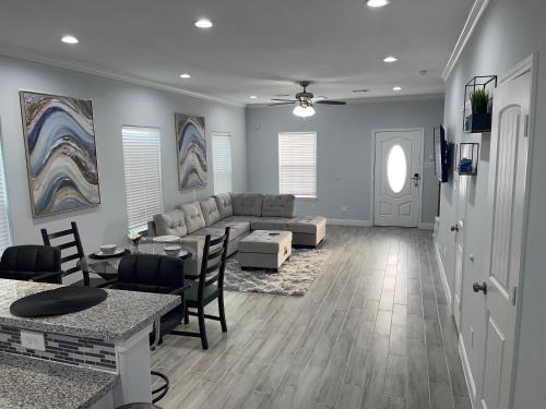 Cheerful 2 bedroom w/ upstairs balcony & a view