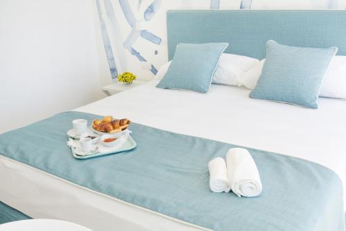 1 queen bed, 1 twin bed