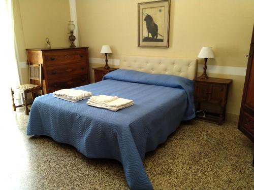 1 queen bed, 1 twin bed