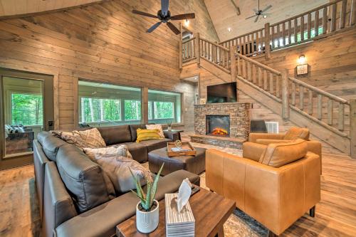 Sevierville Cabin with Hot Tub and Heated Indoor Pool in Sevierville, USA