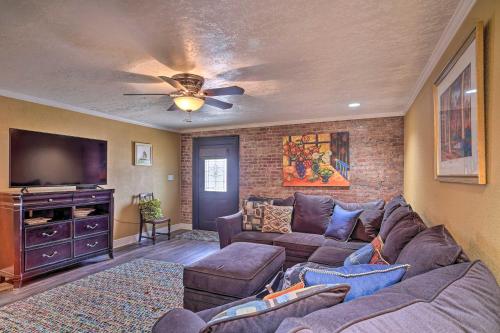 . Charming 2-Story Apt - 26 Mi to Lake Charles!