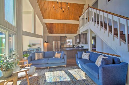Stunning Lake Arrowhead Home Decks and Hot Tub in Lake Arrowhead, USA