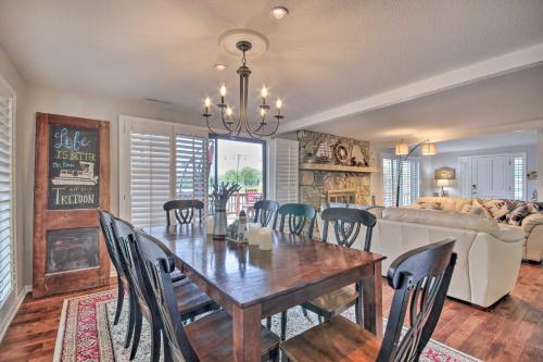 Private Dock Waterfront Lake Ozark Home! Private Dock Waterfront Lake Ozark Home!