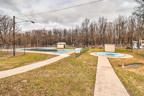 Albrightsville Retreat with Community Pool and Hot Tub