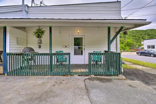 . Pet-Friendly Bluefield Apartment with Porch!